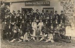 Gruppenbild vor dem Wirt in Aich von 1925